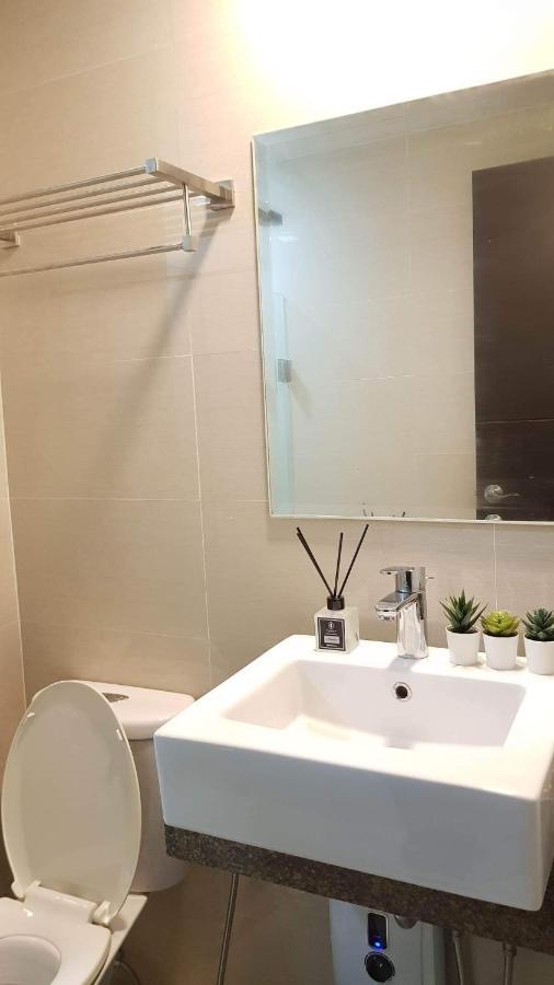 101 Newport Blvd C2 4F By Rechelle Nunag Pasay Exterior photo